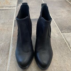 UGG Size 7 Leather Fleece-Lined Bootie